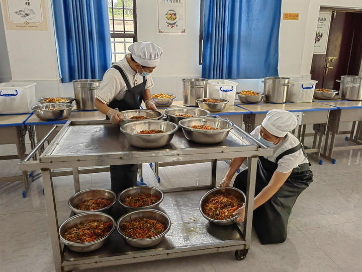 赫章三中食堂人員在為學生備菜。王永勝 攝.jpg