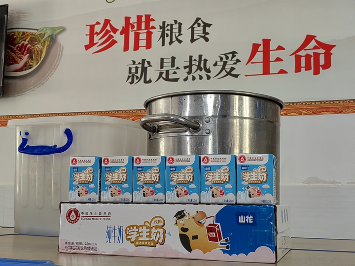 赫章縣學校食堂為學生配備的牛奶。王永勝 攝.jpg