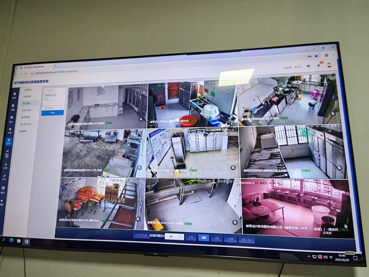 在赫章縣教育局營養餐管理中心，可隨時在監控查看全縣各學校營養餐情況。王永勝 攝.jpg