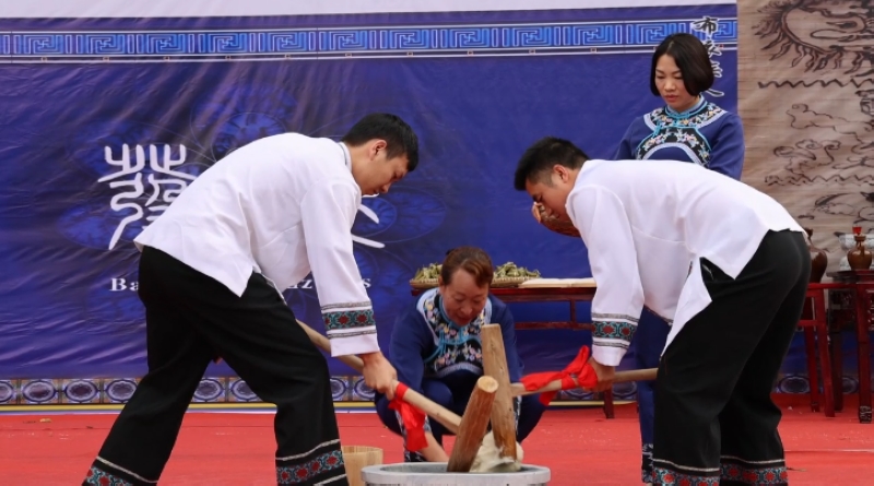 現場打糍粑。王艷攝