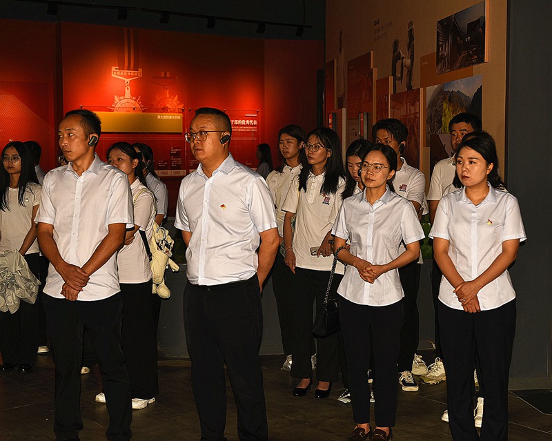 參觀陳列館。