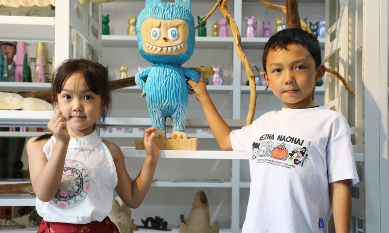 游客們拍照留念。陳桂良攝