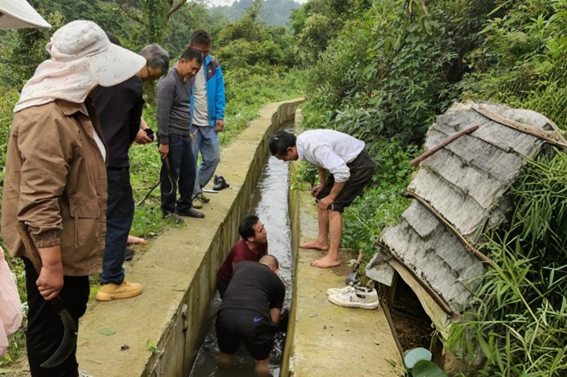 息烽縣永靖鎮河豐村黨群合力疏通農業灌溉溝渠。
