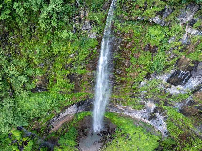 6月29日，游客在貴州省畢節市納雍縣吊水巖瀑布游玩打卡。