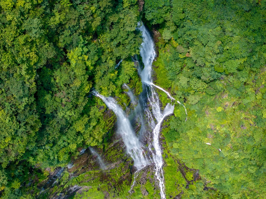 6月29日，游客在貴州省畢節市納雍縣吊水巖瀑布游玩打卡。