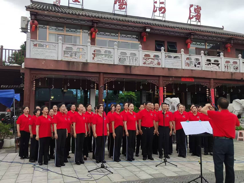 印山社區文藝宣傳隊大合唱《歌唱祖國》《和諧中國》《燈火里的中國》。