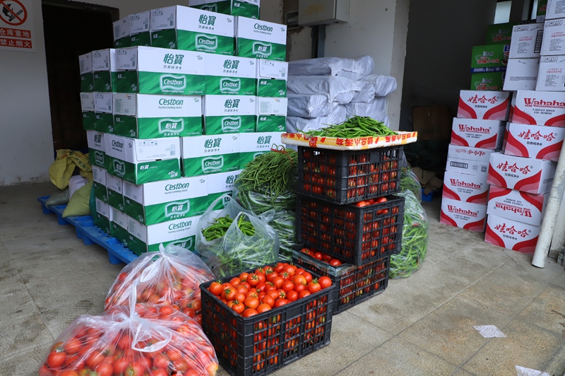 群眾捐贈的蔬菜和物資。