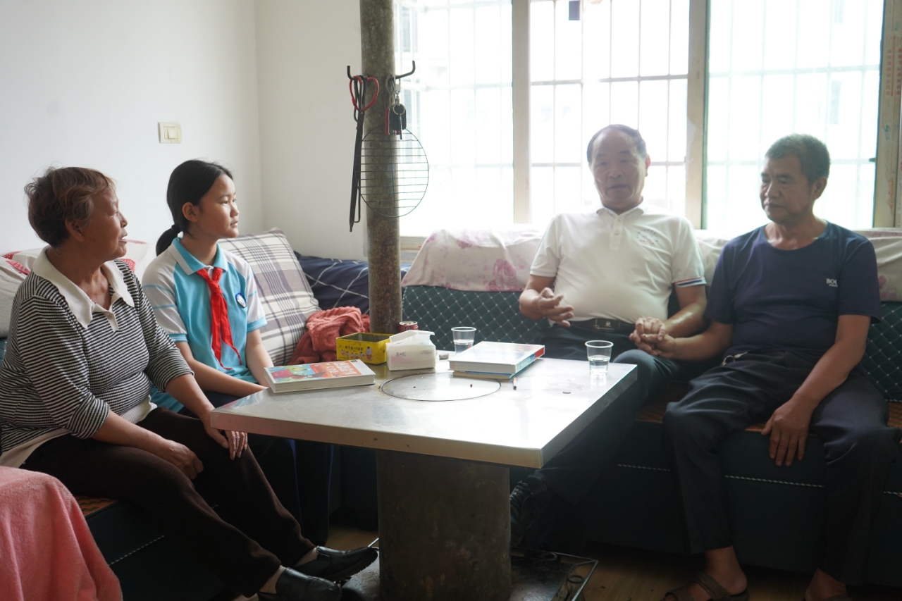 校長走訪留守兒童家庭，一邊了解孩子近況，一邊傳授教育方法。黃源匯 攝 (2).jpg