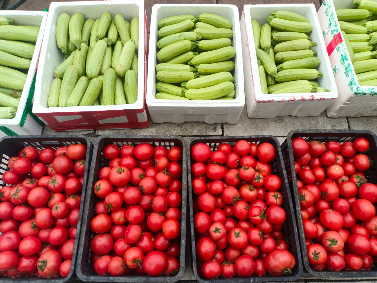 圖為普定縣支援榕江縣災后生活物資。