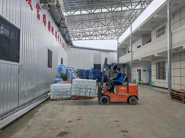 工作人員正在裝運瓶裝水。陳昱 攝.jpg