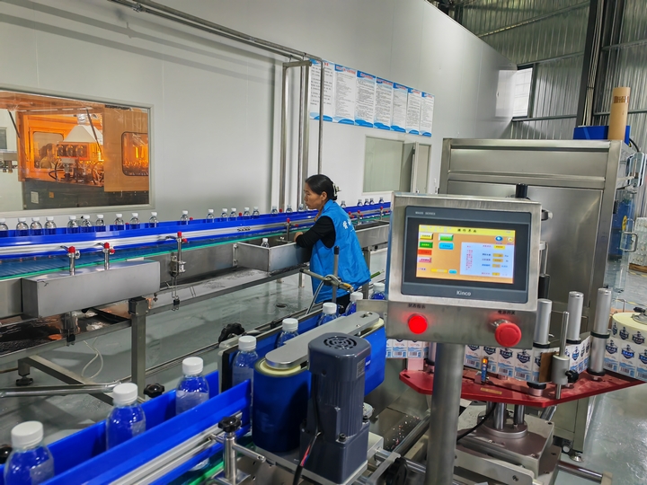 生產車間內，工人們有條不紊地進行著灌裝、貼標、包裝等工序。陳昱 攝.jpg