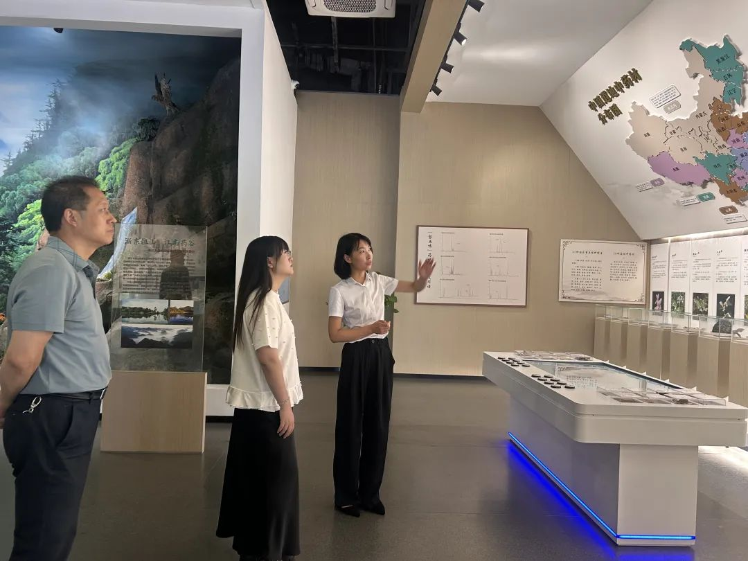 工作組走訪參觀現場。