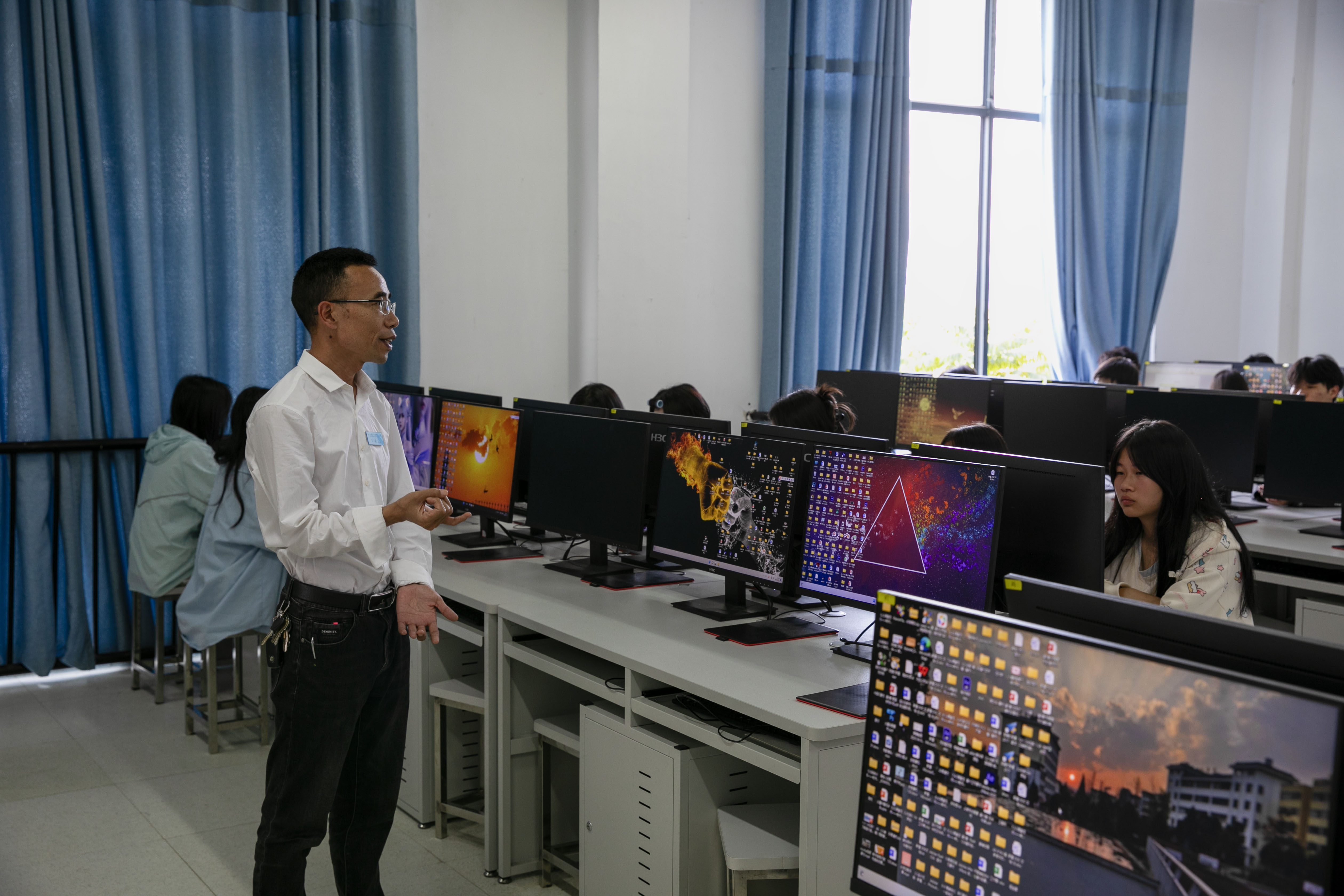 幫扶教師王狄老師上課。陳春志 攝.jpg