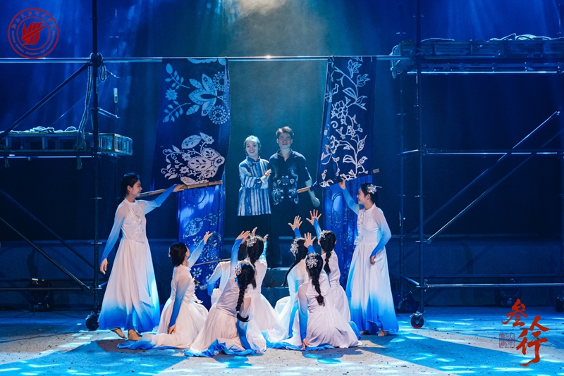 舞劇《三人行》。