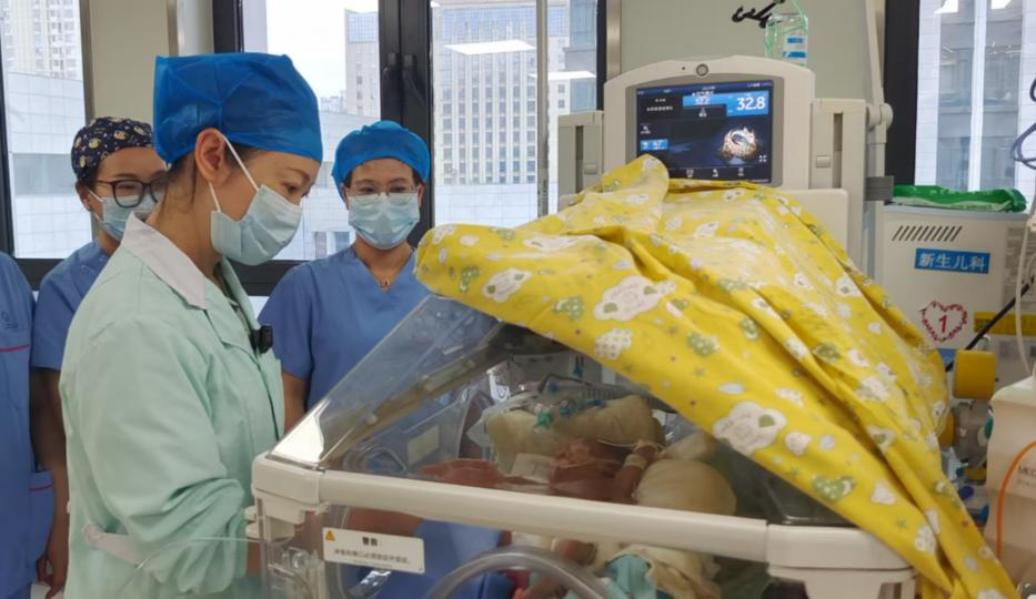 醫護人員查看小安治療情況。