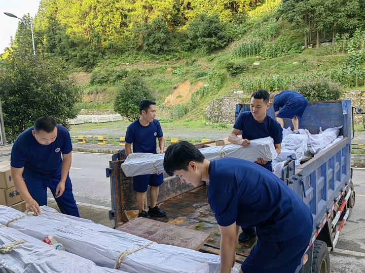 圖為，雷山縣永樂鎮消防救援大隊在縣應急局物資庫搬運應急救援物資。金小龍 攝