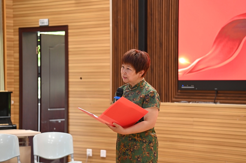 圖為翟理紅校長為實習總結會致辭。