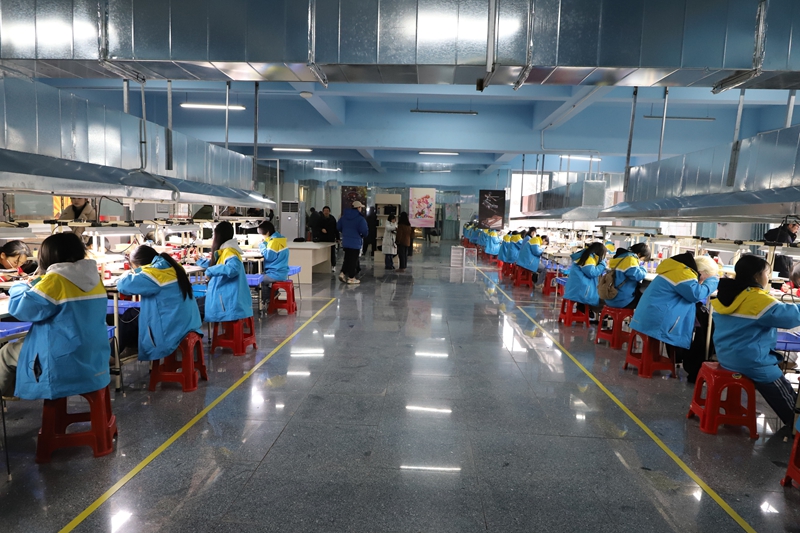 畢節明月工藝美術有限公司與畢節市財貿學校共同打造的創新實踐基地。