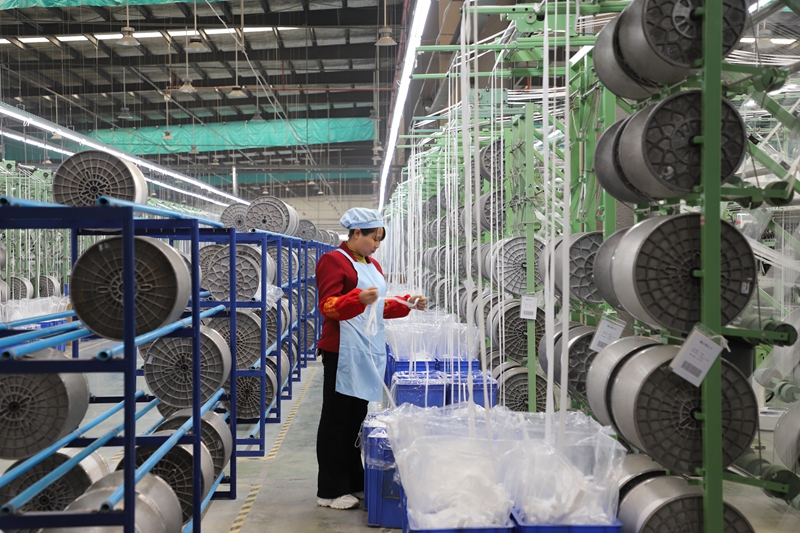 在貴州星潤彈性織物有限公司自動化生產車間，工人全力趕制訂單。（