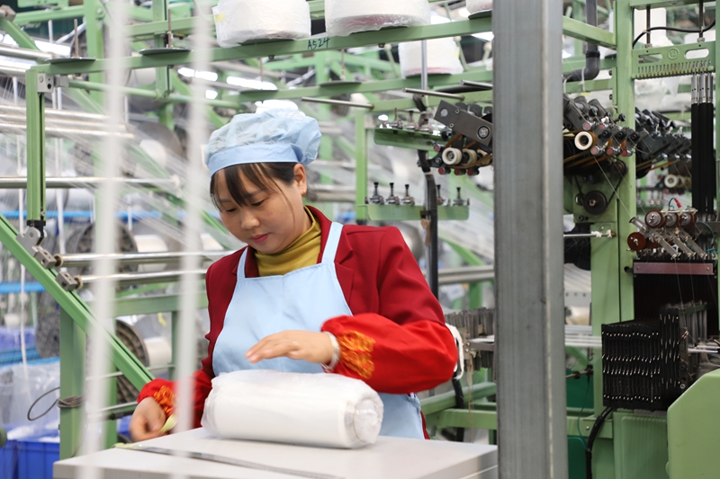 工人全力趕制訂單。