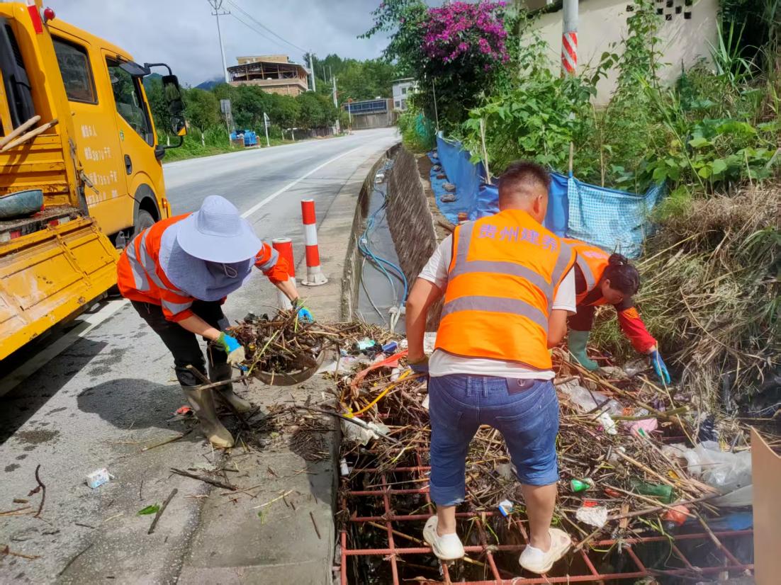 清理堵塞涵洞。