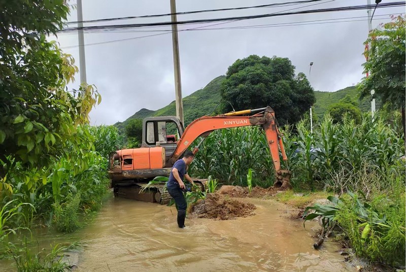 清理內澇農田。