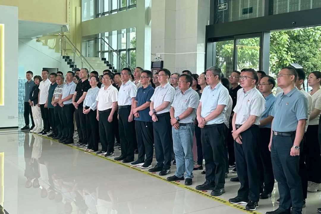 觀看警示教育片。