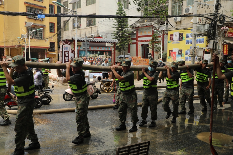 雷山搶險救援隊在開展救援。