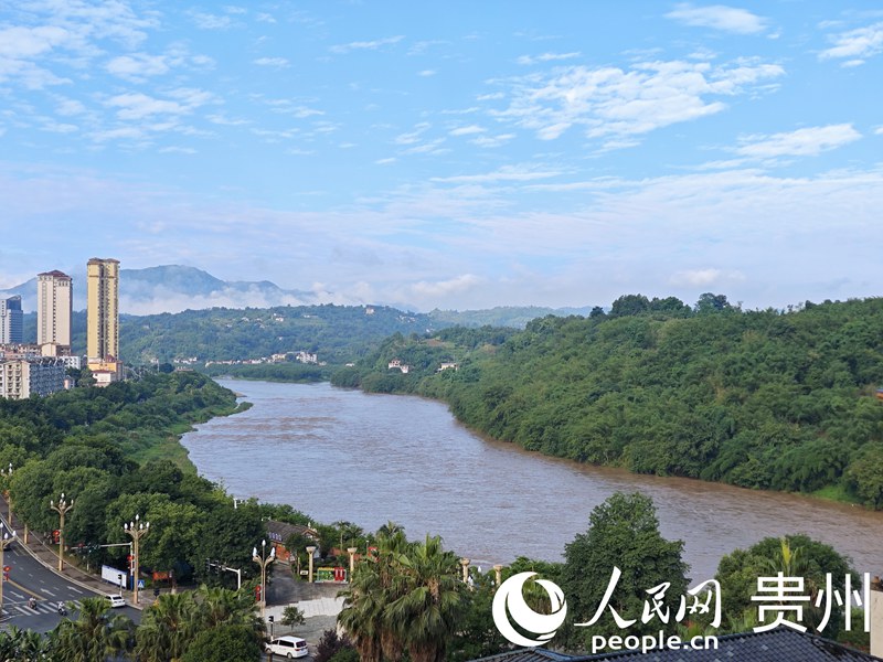 赤水河穿城而過。人民網 龍章榆攝