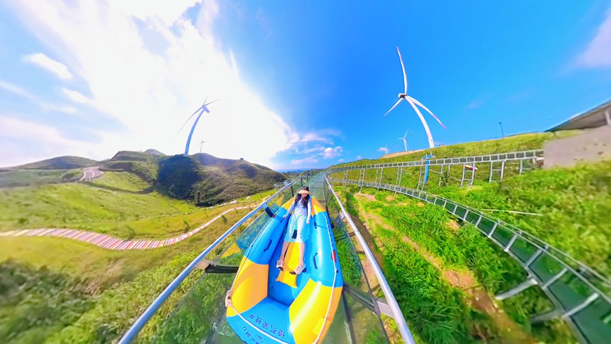 景區的玻璃水滑游玩項目。羅杰攝