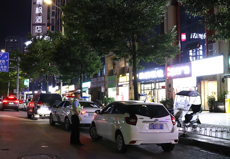 清鎮市職教路夜間臨時停車區。張弘揚攝