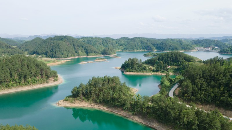 2025年5月26日，岑鞏縣公安局民警在轄區下溪水庫使用開展無人機開展水域巡查。貴州省公安廳供圖