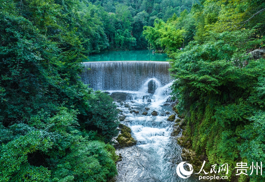 荔波小七孔景區中臥龍潭瀑布。人民網 陽茜攝