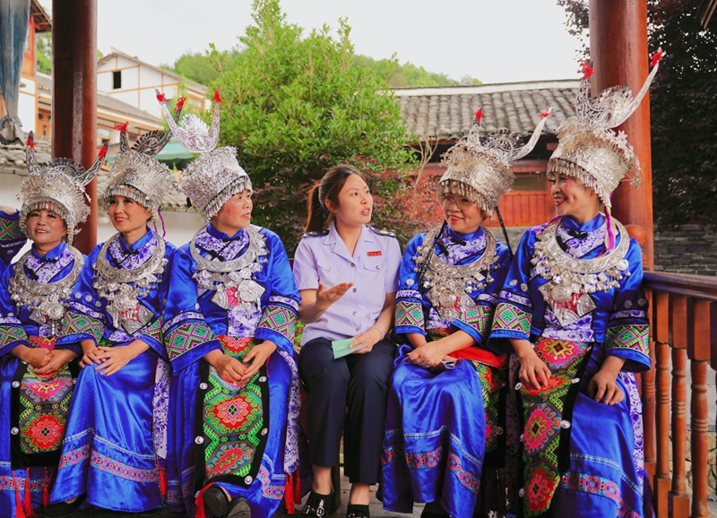 稅惠春風暖布依 民族團結促發展。