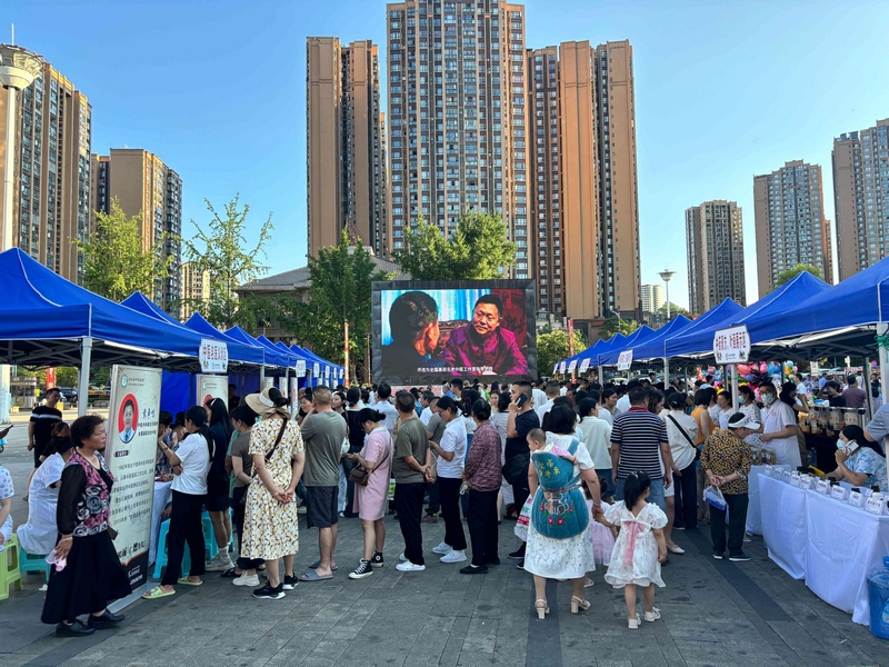 中醫夜市現場人氣火爆。王燁攝