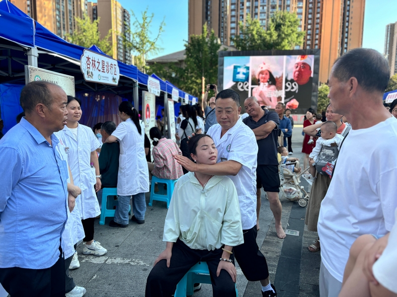 中醫為市民進行推拿診療。王燁攝