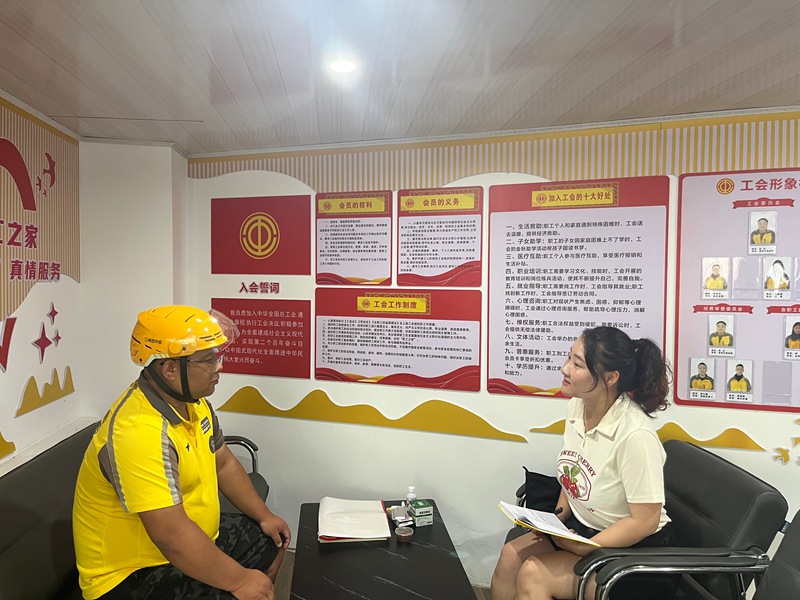 松桃首批獲聘”社會監督員“楊顯武。