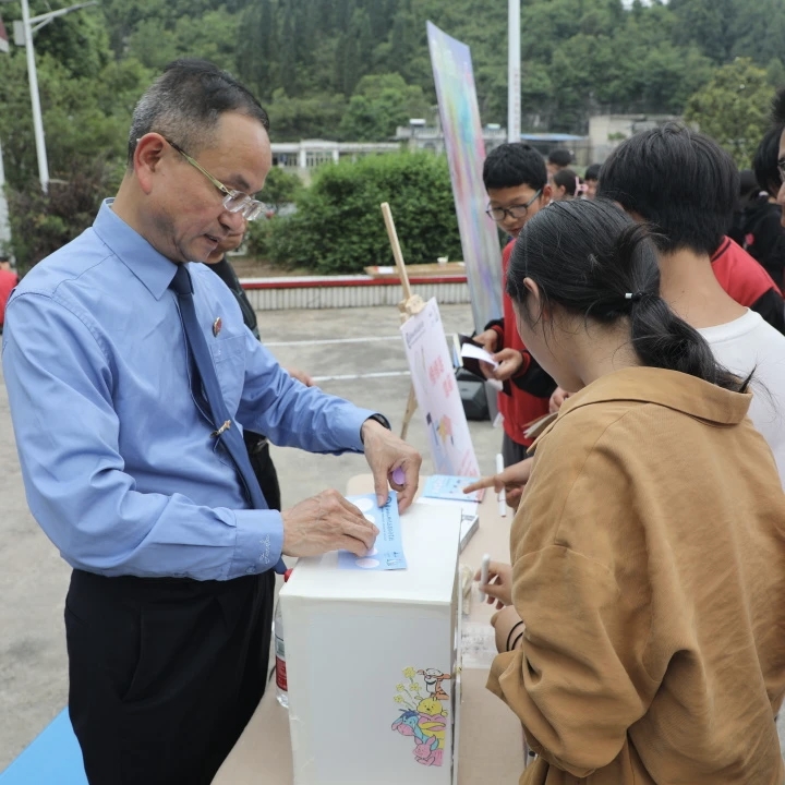 “紅楓·花季藍盾”工作室的檢察官在鄉鎮學校開展普法活動.jpg