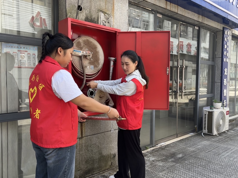手把手教居民使用滅火器。