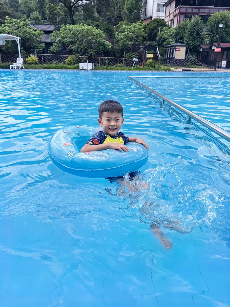 游客正在泳池游泳。