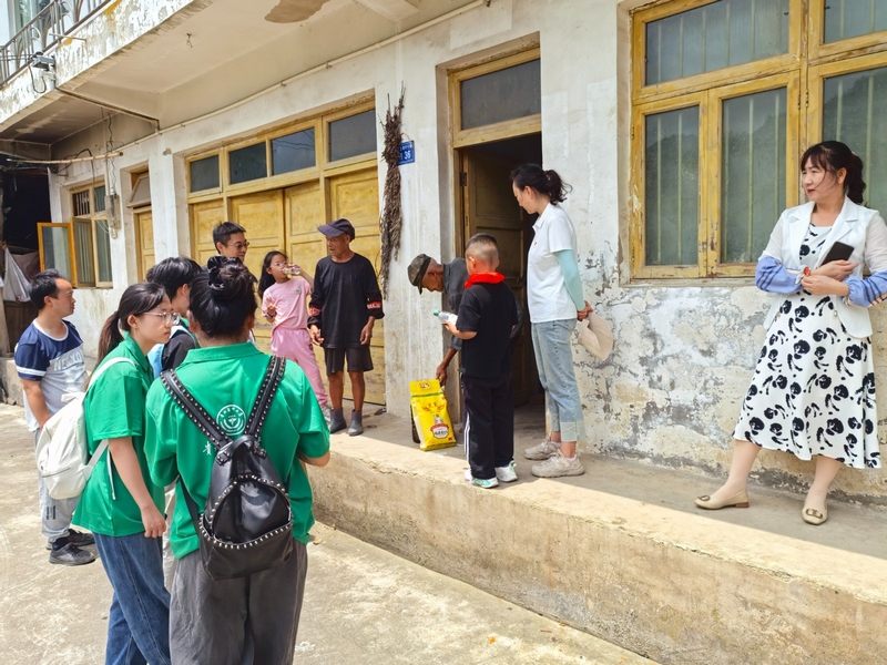 貴州醫科大學實踐隊與村“兩委”開展法治宣傳。