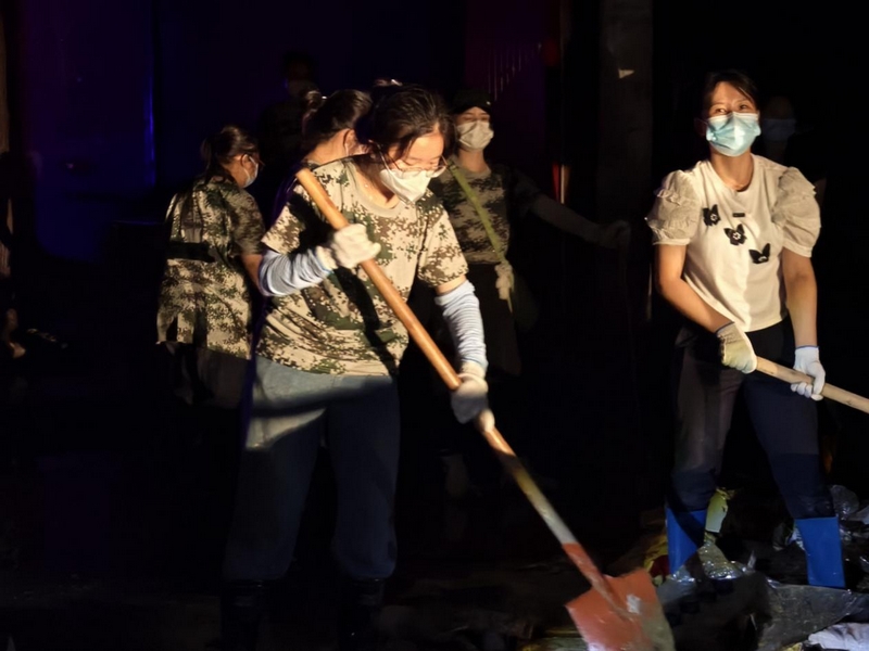 榕江稅務女干部連夜清理街道。