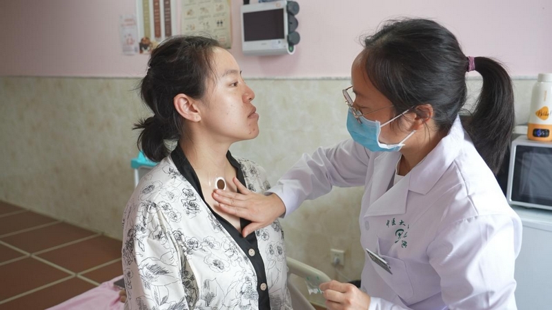 貴州中醫藥大學第一附屬醫院產科醫生為產婦中藥貼敷。