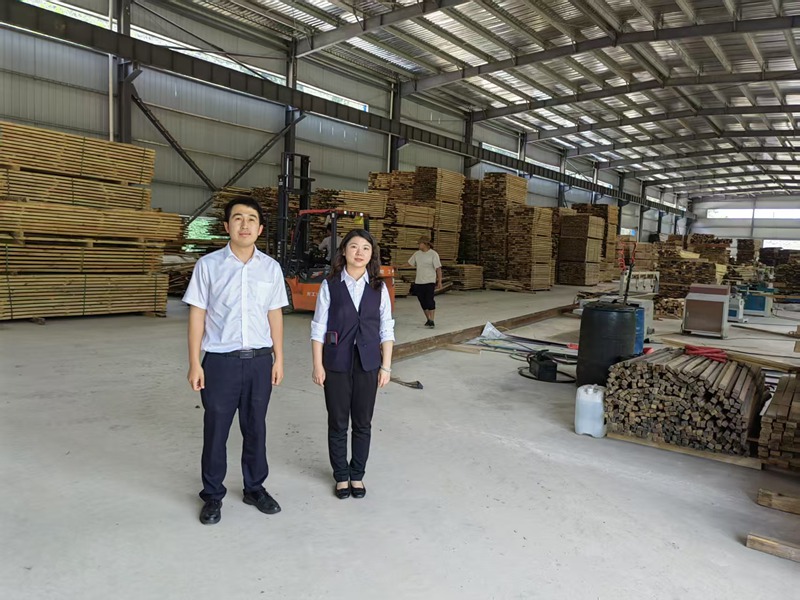 圖為工行客戶經理走訪某木材加工制造企業。