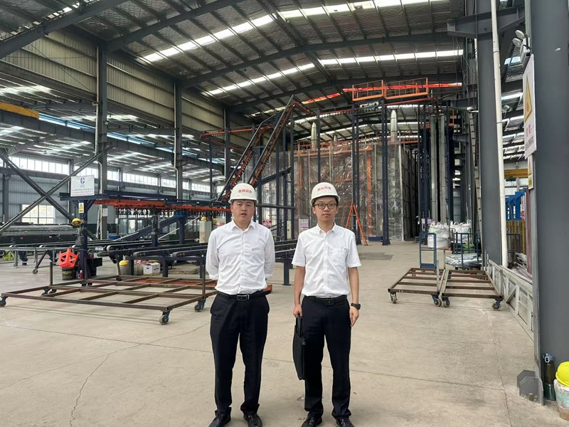 圖為工行客戶經理走訪某木材加工制造企業。