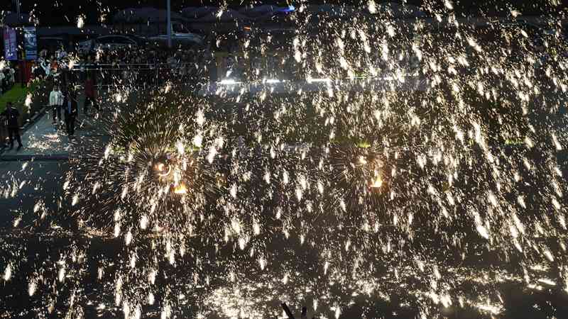 杉杉奧特萊斯打鐵花現場。楊洪金攝)