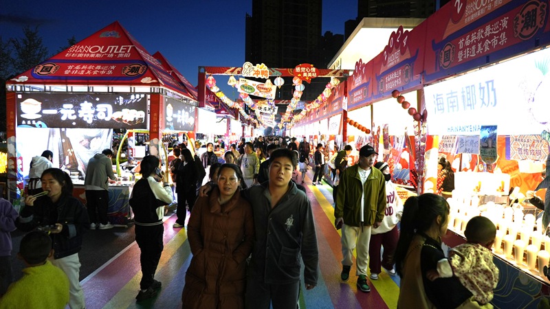 人頭攢動的杉杉奧特萊斯美食集市。楊洪金攝