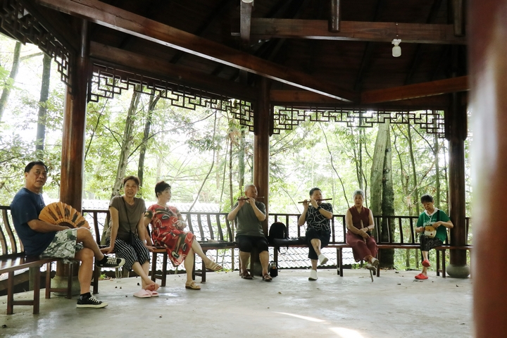 避暑客們在亭下打發休閑時光 鄭孟庭攝.jpg