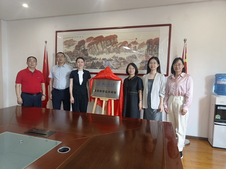 在赫章縣西城區高級中學揭牌  周靈君  攝