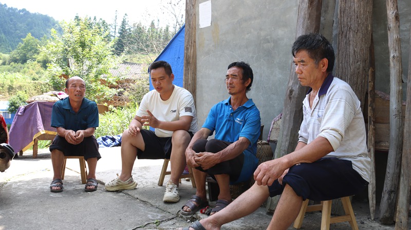 駐村干部入戶了解受災情況。